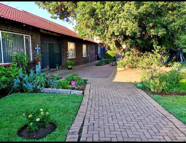 3 BEDROOM HOUSE FOR SALE IN OOS EINDE